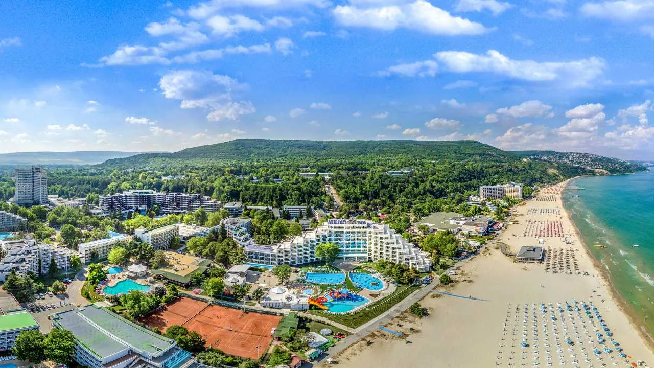 Luftaufnahme vom Albena Resort mit breitem Sandstrand